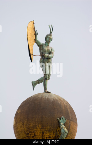 La figure de girouette de Fortuna et deux de bronze au sommet de l'Atlas Dogana di Mare, dans le quartier de Dorsoduro de Venise Italie Banque D'Images