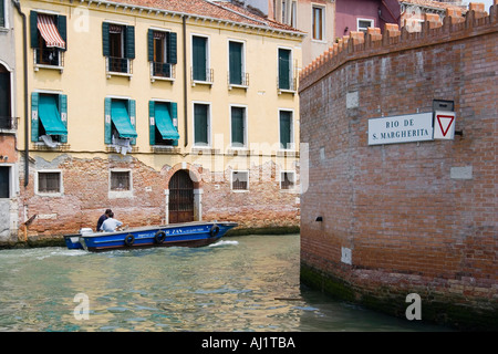 Signe de rendement à l'intersection du canal de Rio Nuovo et Rio del Malcanton et Rio di Ca Foscari et Rio de San Margherita Venice Banque D'Images