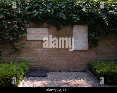 Tombe de Peggy Guggenheim et ses chiens de compagnie dans le jardin du Palazzo Venier dei Leoni quartier de Dorsoduro Venise Italie Banque D'Images