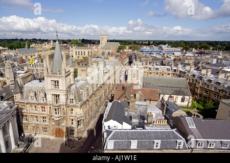 Gonville et Caius College 1868 par Alfred Waterhouse Tree Court Coin sud-est de la Trinity Street Cambridge Cambridgeshire UK Banque D'Images