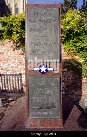 Plaque commémorative en l'honneur des hommes de la 94e Groupe de bombardement WW2 Jardins de l'abbaye de Bury St Edmunds Suffolk East Anglia UK Banque D'Images