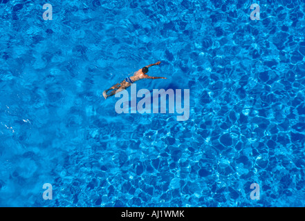 Vue aérienne de man in swimming pool Banque D'Images