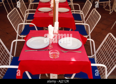 Café en plein air table de repas pour les plaques blanches nappes de table rouge Banque D'Images