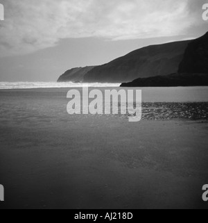 Plage et son littoral tiré de la plage beaucoup de vagues venant à frapper et la plage, endroit calme et froid, humide Banque D'Images