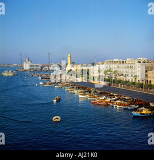 Bum Bateaux amarrés qu'objets vendus aux passagers passant par Canal de Suez au milieu des années 1960, sur le front de Port Said Egypte Banque D'Images