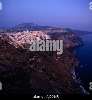 À l'ensemble des falaises escarpées avec des bâtiments blancs sur le dessus et petit port en dessous de la ville de Fira, Santorin les îles Grecques Banque D'Images