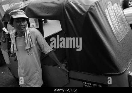 L'Indonésie Jakarta Portrait de chauffeurs de taxi moto à l'extérieur de la gare au centre-ville de Kota Banque D'Images