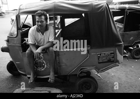 L'Indonésie Jakarta Portrait de chauffeurs de taxi moto à l'extérieur de la gare au centre-ville de Kota Banque D'Images