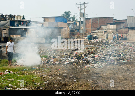 La combustion de déchets sur le tas d'ordures en bordure d'un quartier pauvre bidonville de Jakarta, Indonésie Banque D'Images