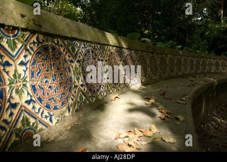 Un banc en pierre avec des carreaux de céramique colorée, Palais de Pena (Palácio da Pena) à Sintra, Portugal. Banque D'Images