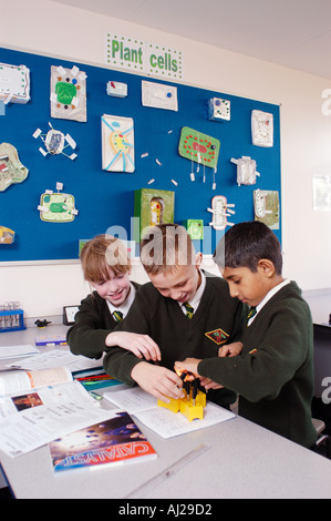 UK NOTTINGHAM GREEWOOD DALE ANNÉE SCOLAIRE 7 CLASSE DE SCIENCES DE L'ÉDUCATION DES ENFANTS Banque D'Images