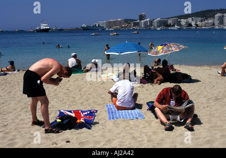 Les jeunes hommes anglais sur la plage de San Antonio, Ibiza, Espagne Banque D'Images