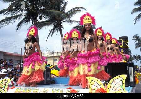 Belles jeunes femmes en costume aztèques dans le cortège du carnaval de la ville de Veracruz, Mexique Banque D'Images