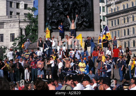 Les fans de football écossais célébrant une victoire à Trafalgar Square Londres Angleterre Royaume-uni Grande-Bretagne Banque D'Images