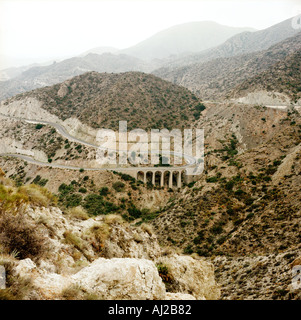 Paysage aride avec Road en passant par le pont Banque D'Images