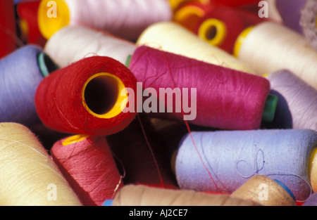 Close-up d'une pile de bobines de fil de couleur à la marché de Rangoon, Birmanie Banque D'Images