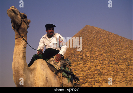 Police touristique sur le gardiennage de chameau Dashour Pyramides, Egypte Banque D'Images