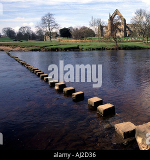 River Wharfe à Bolton Abbey également connu sous le nom de Bolton Priory stepping stones à ruines de Prieuré Augustin dans Yorkshire Dales National Park England UK Banque D'Images