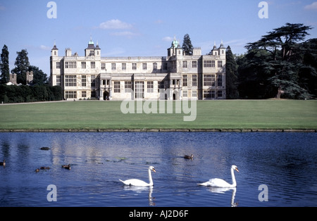 Sunny Blue Day à Audley End House maison jacobaine historique situé dans un parc ouvert au-delà de la faune sur la rivière Cam près de Saffron Waldon Essex Angleterre Banque D'Images