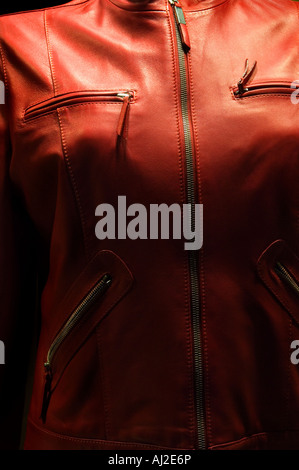 Veste en cuir rouge avec fermeture à glissière Banque D'Images