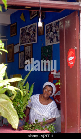 Cafe propriétaire, est dans la rue dans la ville UNESCO de Salvador da Bahia, au nord est du Brésil Banque D'Images