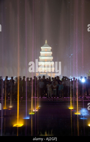 Une fois que de l'eau nuit spectacle au Big Goose Pagoda Park, construit en 652 par l'Empereur Gaozong, la ville de Xian, Province du Shaanxi, Chine Banque D'Images