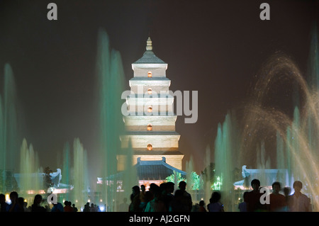 Une fois que de l'eau nuit spectacle au Big Goose Pagoda Park, construit en 652 par l'Empereur Gaozong, la ville de Xian, Province du Shaanxi, Chine Banque D'Images