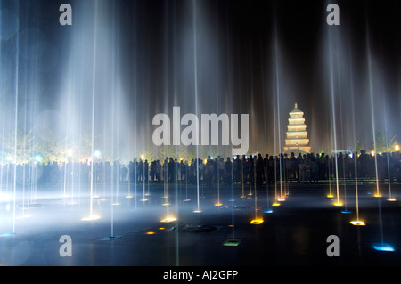 Une nuit à la fois watershow Big Goose Pagoda Park, construit en 652 par l'Empereur Gaozong, la ville de Xian, Province du Shaanxi, Chine Banque D'Images