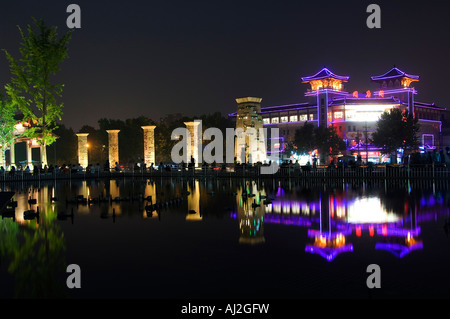 Un bâtiment de style chinois reflétée dans un lac à Big Goose Pagoda Park, dans la province du Shaanxi, Chine Banque D'Images