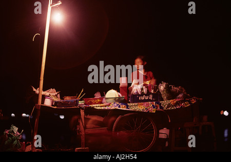 Asie Laos Vientiane femme travaille dans les petites food préparation Lao au marché de nuit le long de la rivière du Mékong Banque D'Images