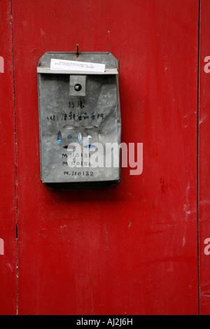 Postbox sur porte en bois rouge photographié à Macao Chine Banque D'Images