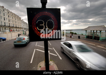 La circulation sur le front de mer de Brighton est averti de la 30 mph milles à l'heure limite de vitesse par une enseigne lumineuse Banque D'Images