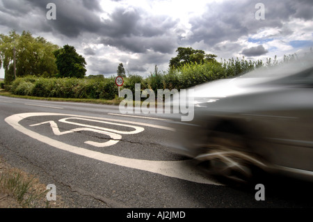 Une voiture roulant sur une route de campagne in Ringmer East Sussex England UK passe à 30 mph miles par heure vitesse peint sur la route Banque D'Images