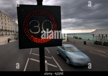 La vitesse des voitures sur le front de mer de Brighton sont mis en garde contre les 30 mph milles à l'heure limite de vitesse par une enseigne lumineuse Banque D'Images