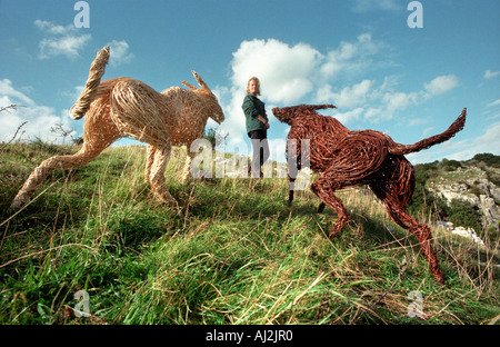 Serena sculpteur de la hé et sa vannerie chiens à gorge de Cheddar dans le Somerset. Banque D'Images