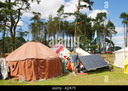 Yourte tentes au Grand Rassemblement vert avec panneau solaire de l'été l'Angleterre Somerset Cheddar Banque D'Images