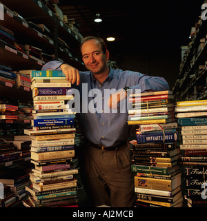 USA Washington Amazon Jeff Bezos Président com avec des piles de livres à l'intérieur immense entrepôt à Seattle Banque D'Images