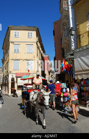 En calèche, rue de la vieille ville de Corfou, Kerkyra, Corfou, îles Ioniennes, Grèce Banque D'Images