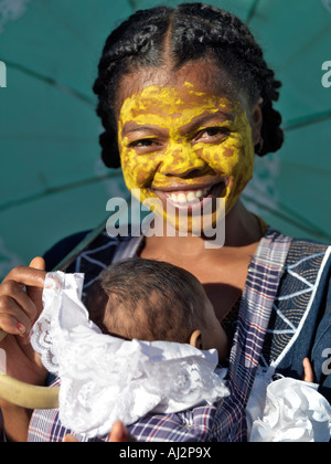 Une jeune mère malgache et de l'enfant. Beaucoup de femmes malgaches peindre le visage avec les racines broyées ou l'écorce de certains arbres Banque D'Images