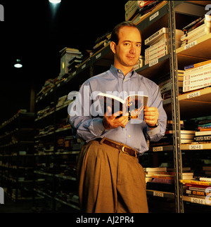 USA Washington Amazon Jeff Bezos Président com avec des piles de livres à l'intérieur immense entrepôt à Seattle Banque D'Images