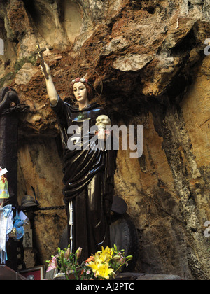 Monte Pellegrino Sicile Italie grotte de Santa Rosalia 1130-1166 Statue de Santa Rosalia Holding Book et du crâne Banque D'Images