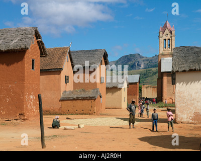 Un joli village Betsileo et église près d'Ambalavao, Madagascar Banque D'Images
