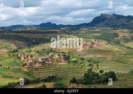 Villages Betsileo situé au milieu de montagne sur les hautes terres du sud de Madagascar. Banque D'Images