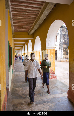 Les gens vivent parmi les bâtiments coloniaux en ruine sur Ilha do Mozambique, autrefois la capitale de l'Afrique de l'Est Portugaise. Banque D'Images