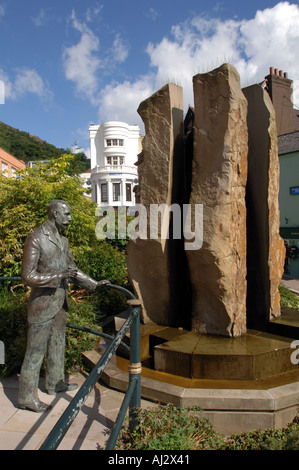 Great Malvern Malvern Hills sculpture par Rose Garrard de Sir Edward Elgar à côté de la fontaine d'Enigma à côté de Belle Vue Terrasse Banque D'Images