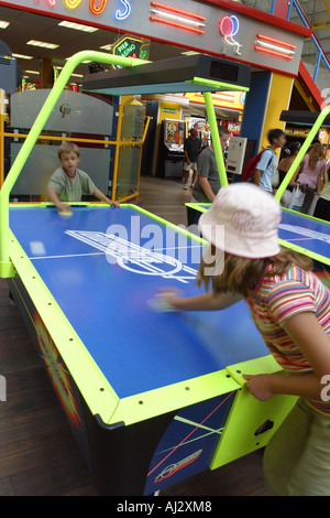 Enfants jouant à l'intérieur de match de hockey de l'attraction balnéaire juste arcade Banque D'Images