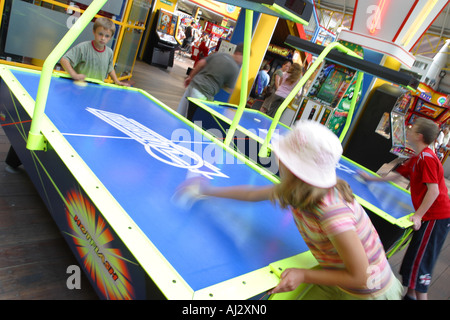 Enfants jouant à l'intérieur de match de hockey de l'attraction balnéaire juste arcade Banque D'Images