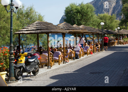 Une belle plage ombragée avant bar à Kamari à Santorin Grèce Banque D'Images