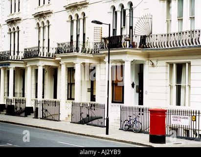 Maisons typiques dans Kensington Gardens London UK avec red post box Banque D'Images