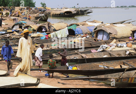 Bateaux de la pinasse, amarrés sur les rives de la rivière Bani à Mopti, Mali Banque D'Images